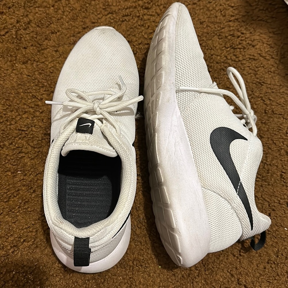 White Roshe Nike